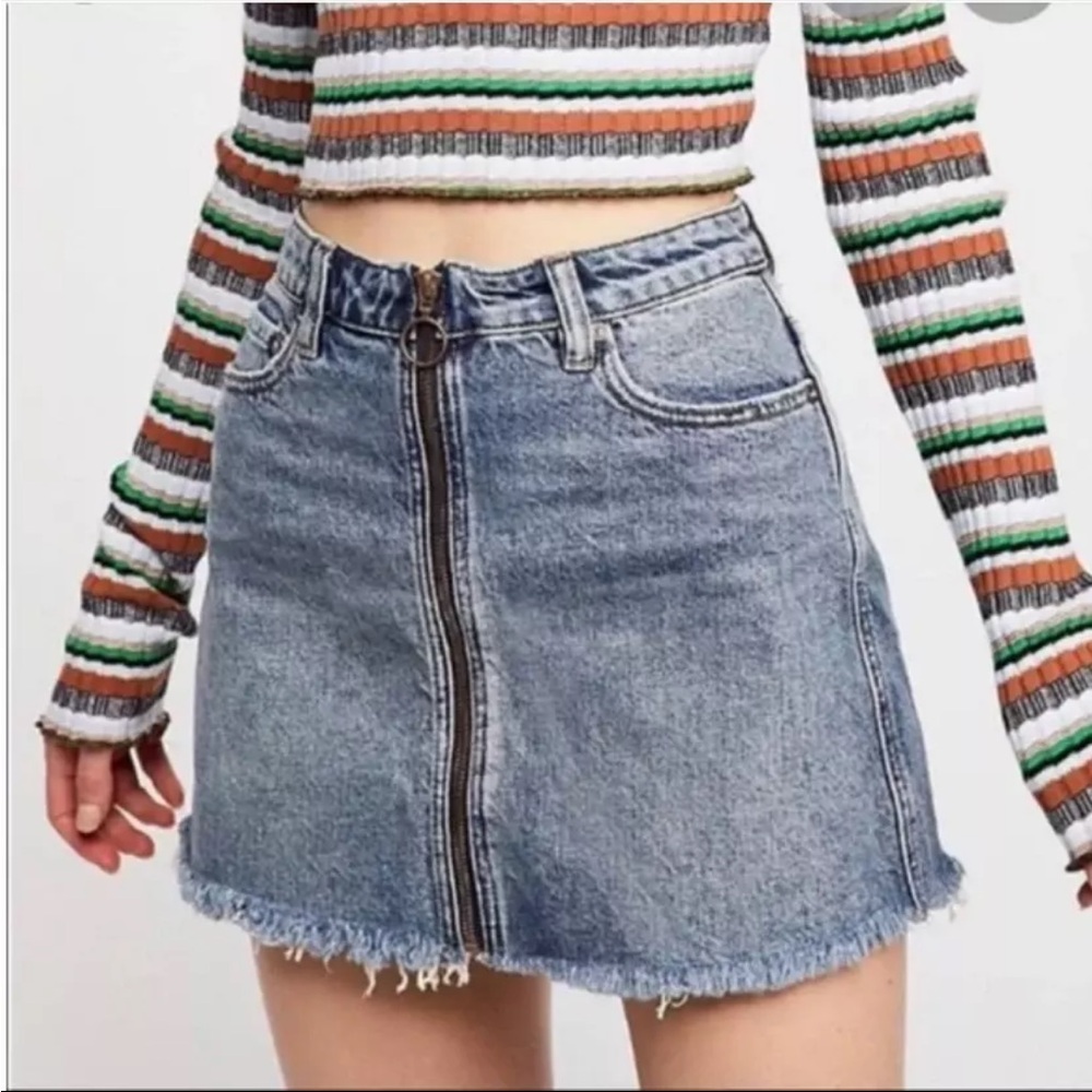 Free People We The Free Zip It Up Denim Mini Skirt Frayed Edge Size 24 Front Zip
